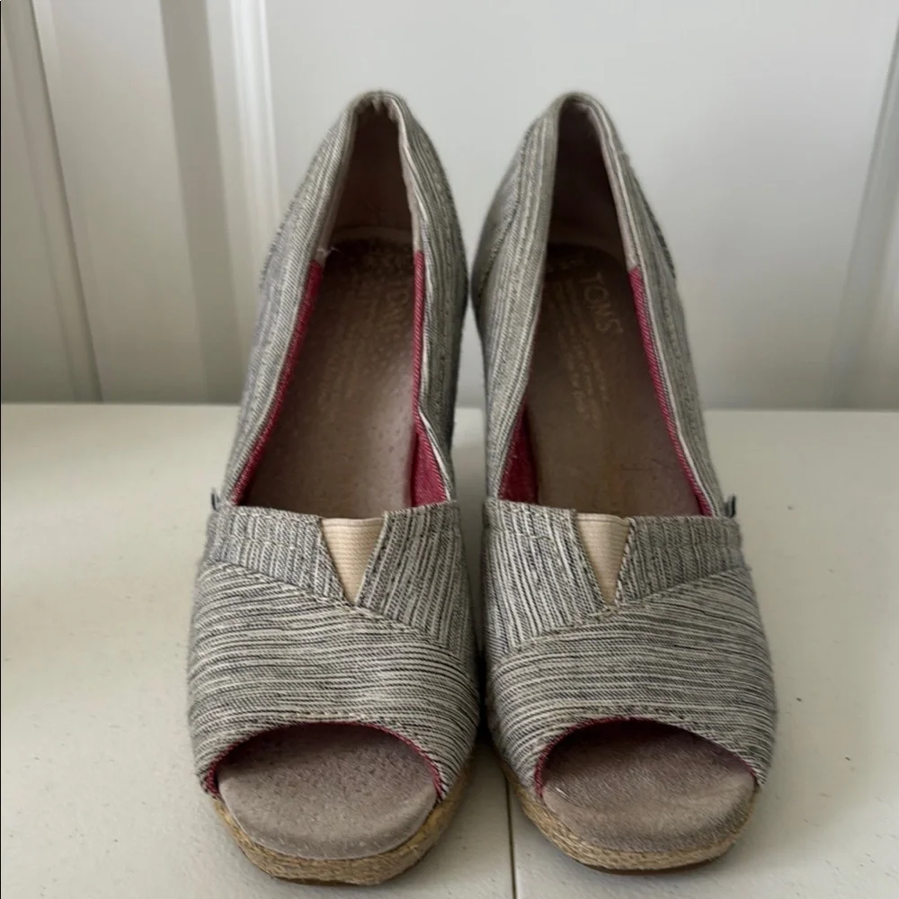 *TOMS 3” WEDGE HEEL OPEN TOE SLIP ON SHOES (sz 5.5)